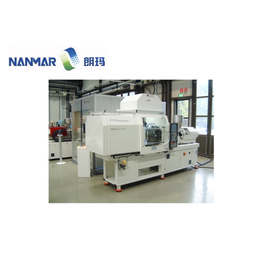 Laminar flow hood for injection molding machine