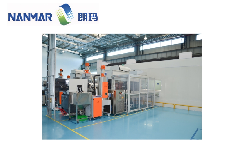 Laminar flow hood for injection molding machine